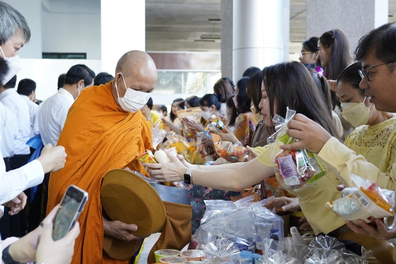 พิธีสวดพระพุทธมนต์และทำบุญตักบาตร