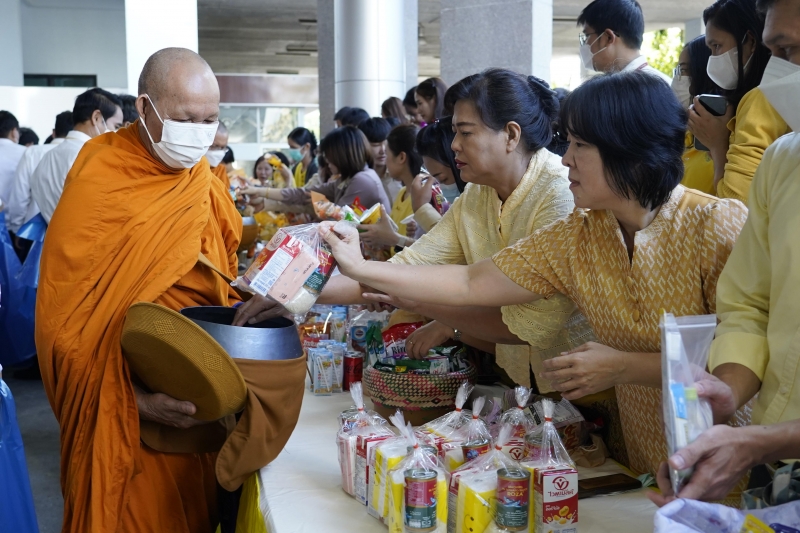 พิธีสวดพระพุทธมนต์และทำบุญตักบาตร