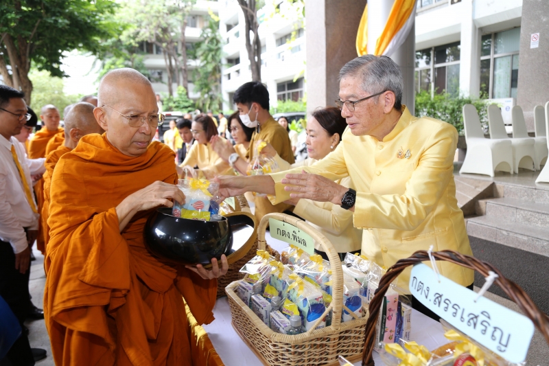 พิธีเจริญพระพุทธมนต์และทำบุญตักบาตร