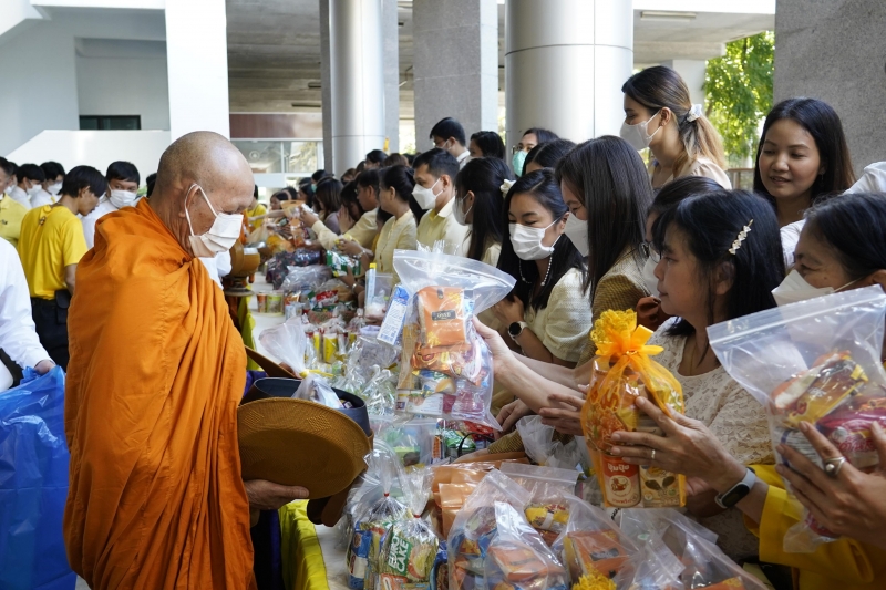 พิธีสวดพระพุทธมนต์และทำบุญตักบาตร