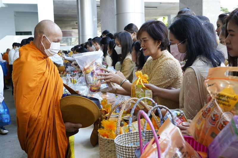 พิธีสวดพระพุทธมนต์และทำบุญตักบาตร