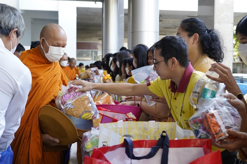 พิธีสวดพระพุทธมนต์และทำบุญตักบาตร