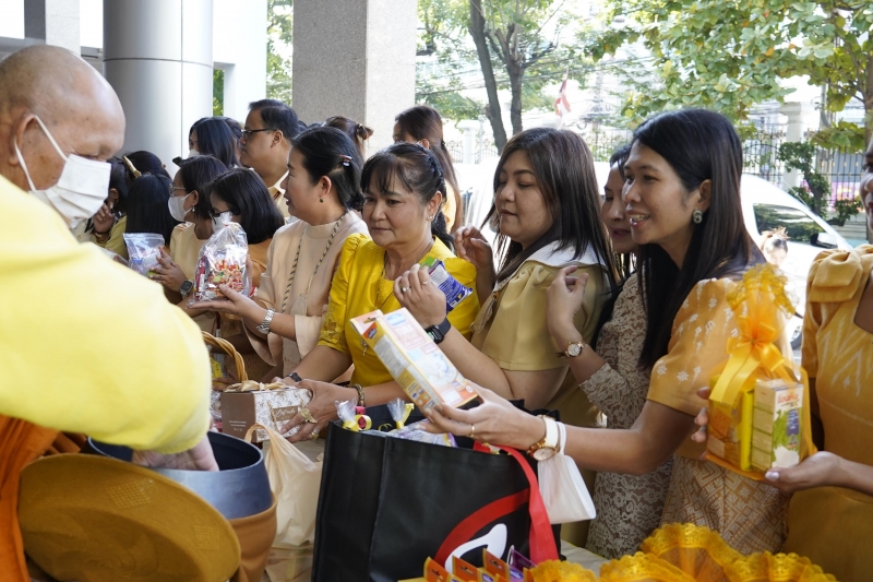 พิธีสวดพระพุทธมนต์และทำบุญตักบาตร