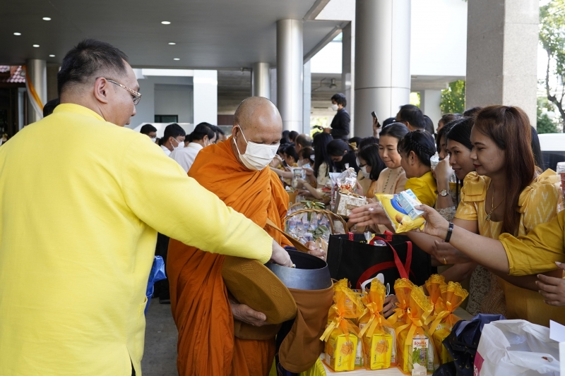 พิธีสวดพระพุทธมนต์และทำบุญตักบาตร