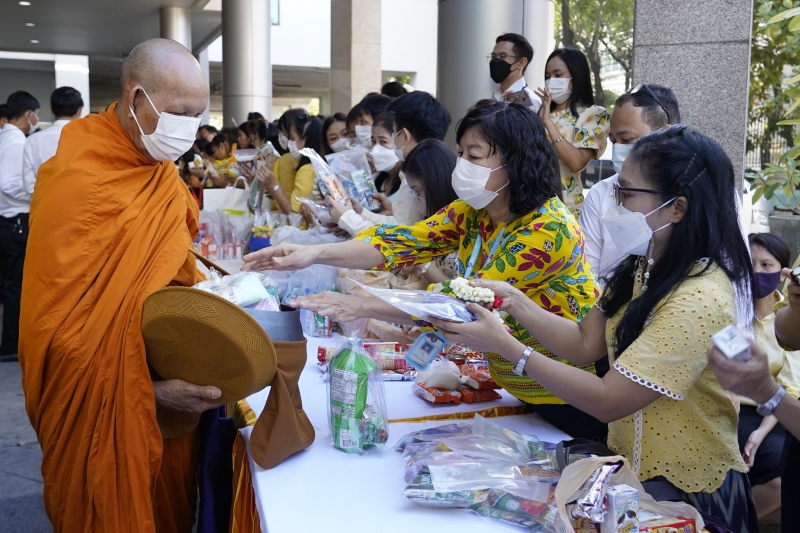 พิธีสวดพระพุทธมนต์และทำบุญตักบาตร