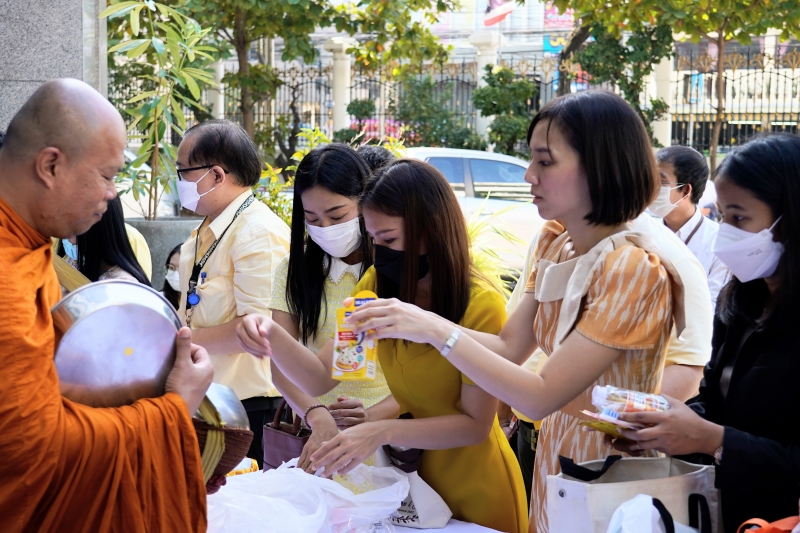 พิธีสวดพระพุทธมนต์และทำบุญตักบาตร