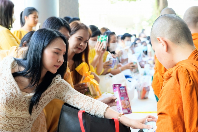 พิธีสวดพระพุทธมนต์และทำบุญตักบาตร