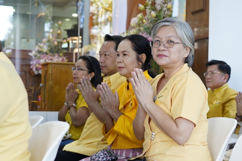 พิธีสวดพระพุทธมนต์และทำบุญตักบาตร