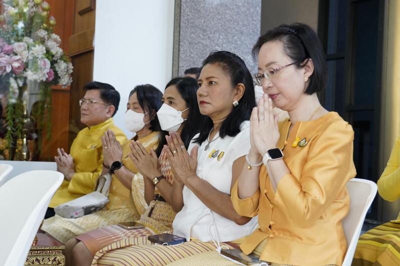 พิธีสวดพระพุทธมนต์และทำบุญตักบาตร