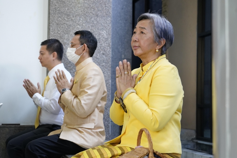 พิธีสวดพระพุทธมนต์และทำบุญตักบาตร