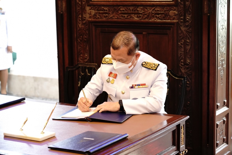 ลงนามถวายพระพรพระบาทสมเด็จพระเจ้าอยู่หัว และสมเด็จพระนางเจ้าฯ พระบรมราชินี เนื่องในโอกาสวันขึ้นปีใหม่ พุทธศักราช 2565