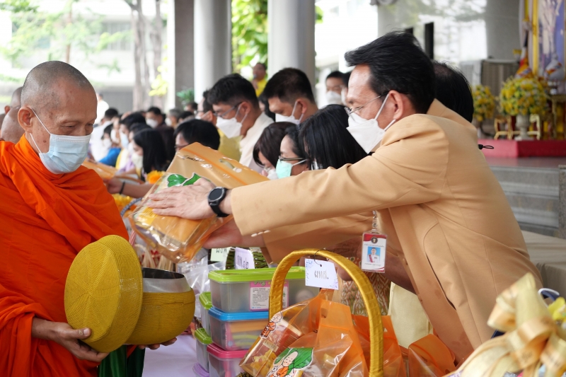 พิธีทำบุญตักบาตรข้าวสารอาหารแห้ง คณะสงฆ์จากวัดระฆังโฆสิตารามวรมหาวิหาร พระอารามหลวง เนื่องในเทศกาลขึ้นปีใหม่ พุทธศักราช 2566