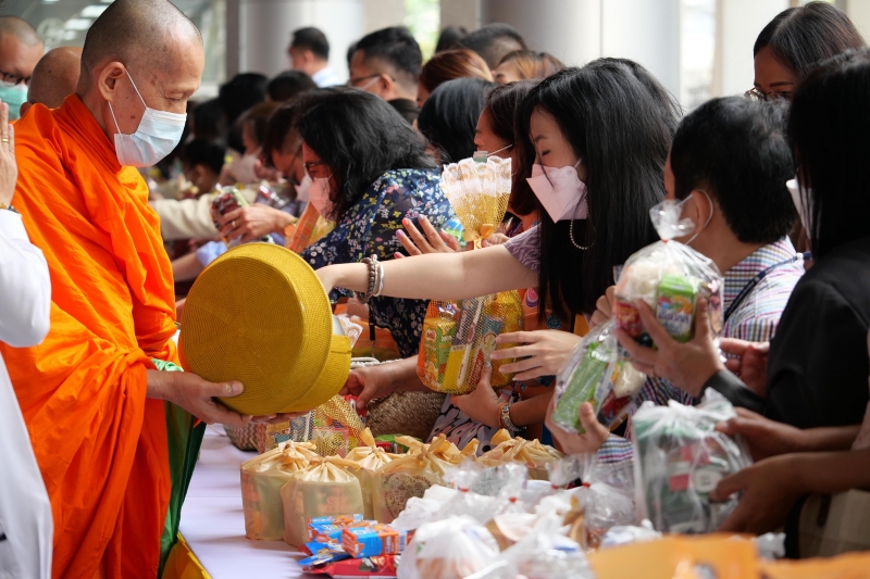 พิธีทำบุญตักบาตรข้าวสารอาหารแห้ง คณะสงฆ์จากวัดระฆังโฆสิตารามวรมหาวิหาร พระอารามหลวง เนื่องในเทศกาลขึ้นปีใหม่ พุทธศักราช 2566