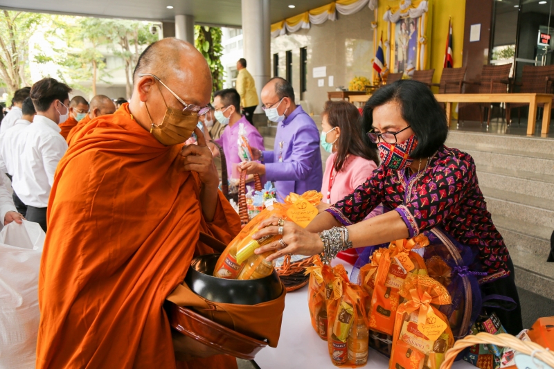 พิธีทำบุญตักบาตรข้าวสารอาหารแห้ง คณะสงฆ์จากวัดพระราม 9 กาญจนาภิเษก พระอารามหลวง