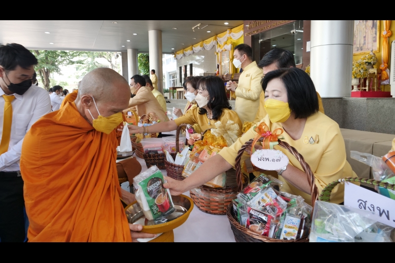 พิธีทำบุญตักบาตรข้าวสารอาหารแห้ง คณะสงฆ์จากวัดราชคฤห์วรวิหาร พระอารามหลวง เพื่อน้อมอุทิศถวายเป็นพระราชกุศลแด่ พระบาทสมเด็จพระบร