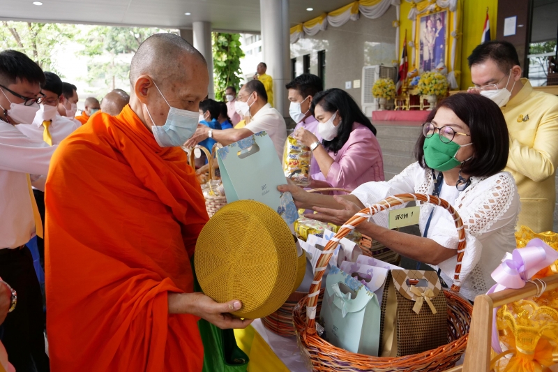 พิธีทำบุญตักบาตรข้าวสารอาหารแห้ง คณะสงฆ์จากวัดระฆังโฆสิตารามวรมหาวิหาร พระอารามหลวง เนื่องในเทศกาลขึ้นปีใหม่ พุทธศักราช 2566