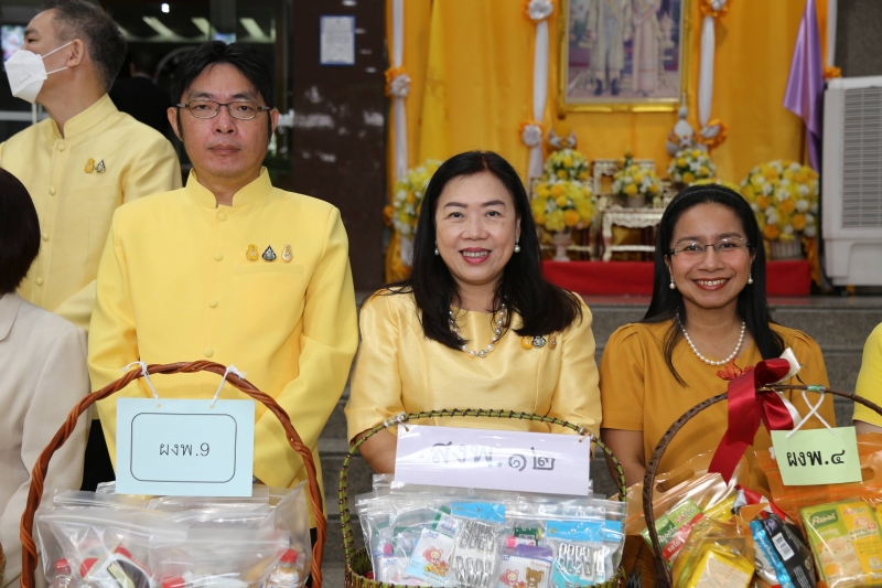 ทำบุญตักบาตร