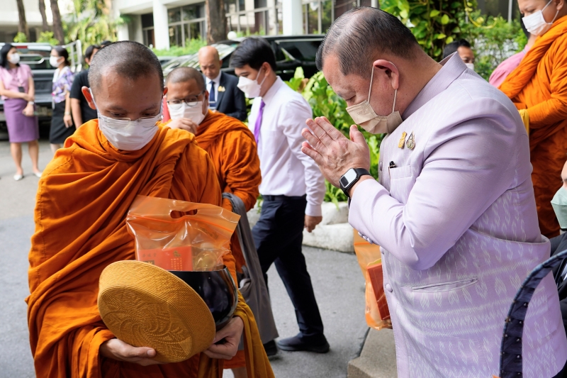 พิธีสวดพระพุทธมนต์และทำบุญตักบาตร 
