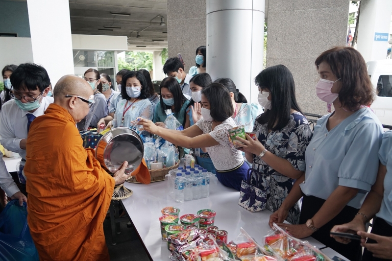 พิธีทำบุญตักบาตรข้าวสารอาหารแห้ง คณะสงฆ์จำนวน 9 รูป จากวัดเทพธิดารามวรวิหาร พระอารามหลวง เพื่อน้อมถวายเป็นพระราชกุศลและถวายพระพร