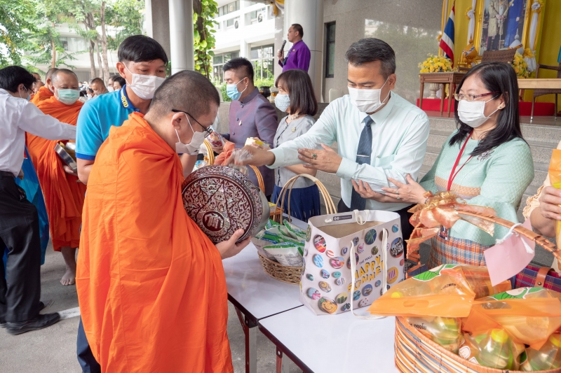 พิธีทำบุญตักบาตรข้าวสารอาหารแห้ง คณะสงฆ์จากวัดอินทรวิหาร พระอารามหลวง