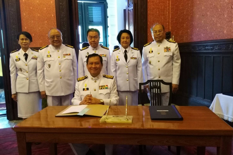 ลงนามถวายพระพรสมเด็จพระบรมโอรสาธิราช เจ้าฟ้ามหาวชิราลงกรณ สยามมกุฎราชกุมาร