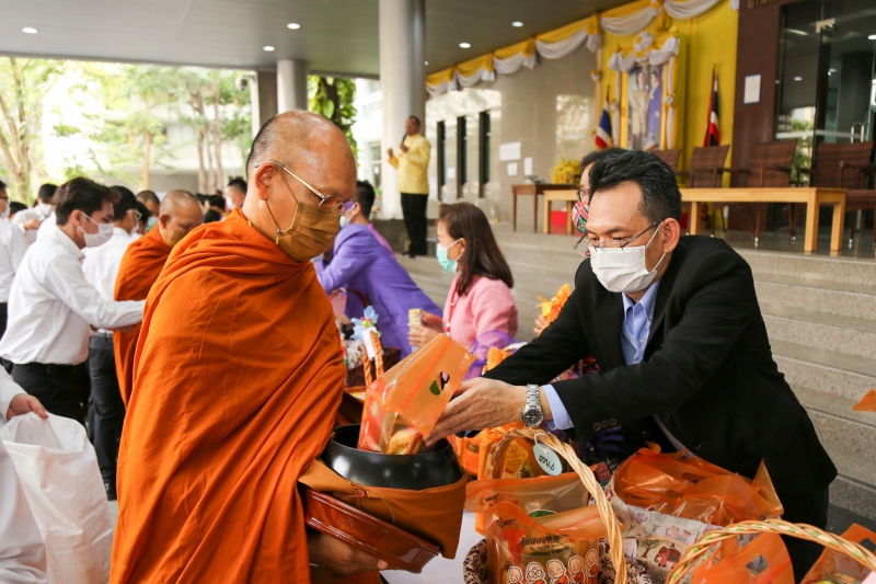 พิธีทำบุญตักบาตรข้าวสารอาหารแห้ง คณะสงฆ์จากวัดพระราม 9 กาญจนาภิเษก พระอารามหลวง
