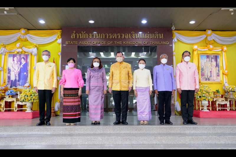 พิธีทำบุญตักบาตรข้าวสารอาหารแห้ง คณะสงฆ์จากวัดระฆังโฆสิตารามวรมหาวิหาร พระอารามหลวง เนื่องในเทศกาลขึ้นปีใหม่ พุทธศักราช 2566