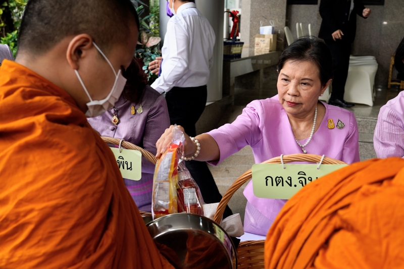 พิธีสวดพระพุทธมนต์และทำบุญตักบาตร 