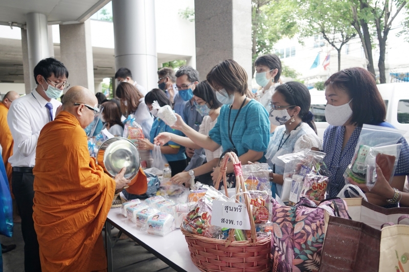 พิธีทำบุญตักบาตรข้าวสารอาหารแห้ง คณะสงฆ์จำนวน 9 รูป จากวัดเทพธิดารามวรวิหาร พระอารามหลวง เพื่อน้อมถวายเป็นพระราชกุศลและถวายพระพร
