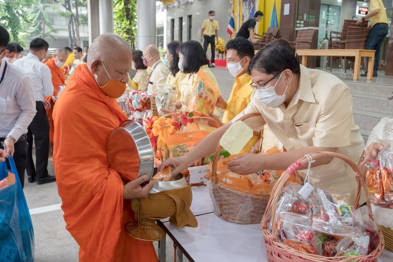 พิธีทำบุญตักบาตรข้าวสารอาหารแห้ง คณะสงฆ์จากวัดระฆังโฆสิตารามวรมหาวิหาร พระอารามหลวง เพื่อน้อมอุทิศถวายเป็นพระราชกุศลแด่พระบาทสมเ