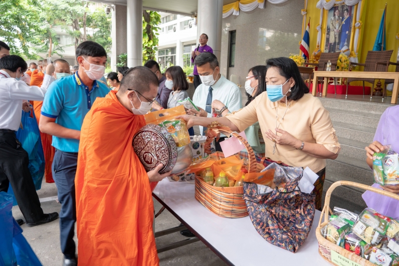 พิธีทำบุญตักบาตรข้าวสารอาหารแห้ง คณะสงฆ์จากวัดอินทรวิหาร พระอารามหลวง