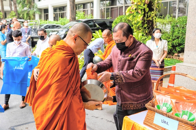 พิธีเจริญพระพุทธมนต์และทำบุญตักบาตร คณะสงฆ์ จำนวน 9 รูป