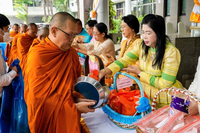 พิธีเจริญพระพุทธมนต์และทำบุญตักบาตร คณะสงฆ์ จำนวน 9 รูป
