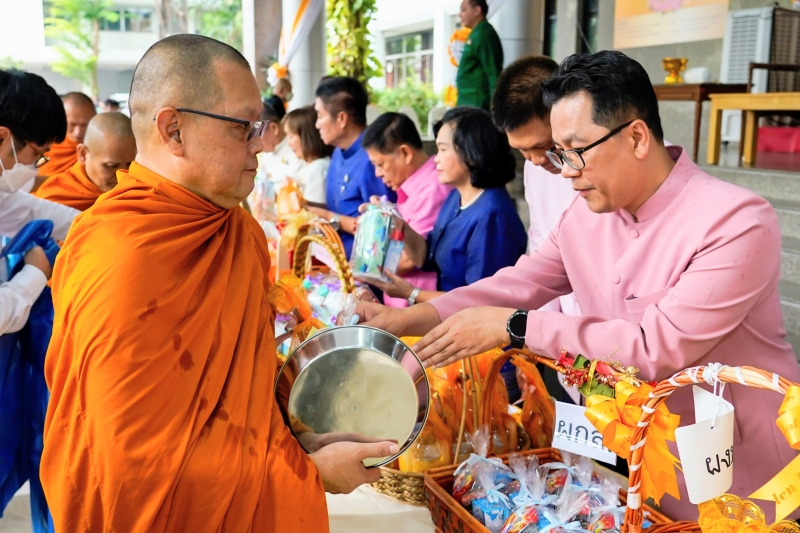 พิธีเจริญพระพุทธมนต์และทำบุญตักบาตร คณะสงฆ์ จำนวน 9 รูป