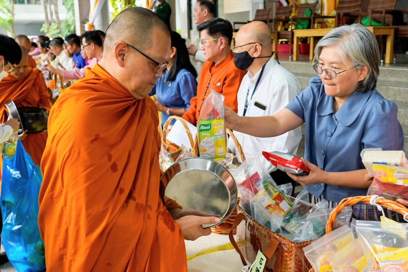 พิธีเจริญพระพุทธมนต์และทำบุญตักบาตร คณะสงฆ์ จำนวน 9 รูป