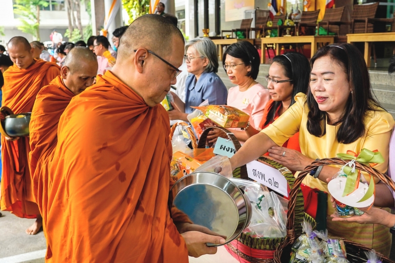 พิธีเจริญพระพุทธมนต์และทำบุญตักบาตร คณะสงฆ์ จำนวน 9 รูป