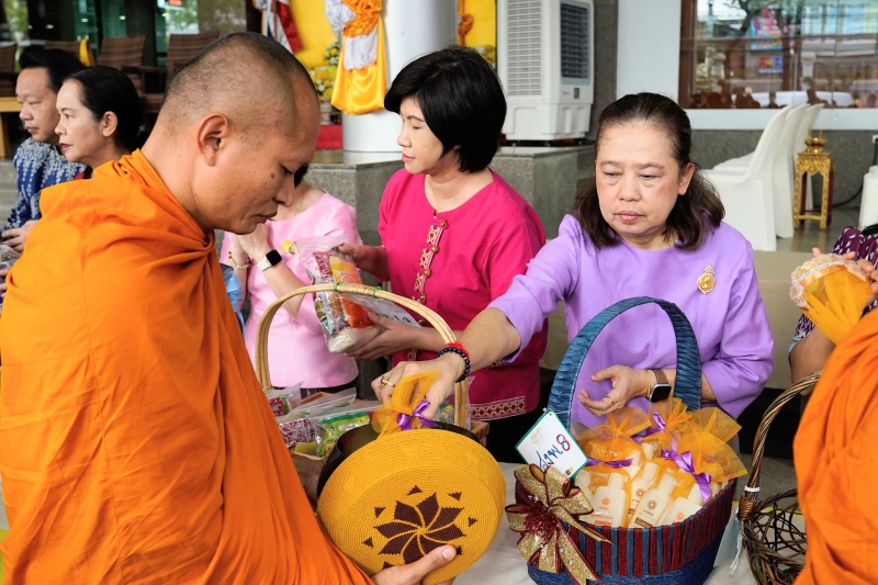 พิธีเจริญพระพุทธมนต์และทำบุญตักบาตร คณะสงฆ์ จำนวน 9 รูป