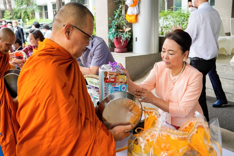 พิธีเจริญพระพุทธมนต์และทำบุญตักบาตร คณะสงฆ์ จำนวน 9 รูป