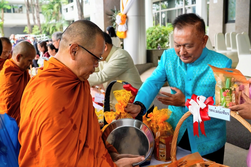 พิธีเจริญพระพุทธมนต์และทำบุญตักบาตร คณะสงฆ์ จำนวน 9 รูป