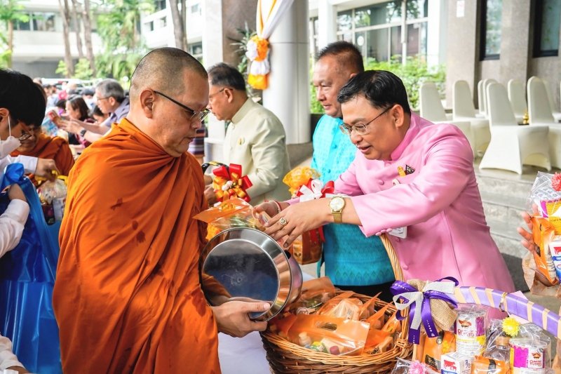 พิธีเจริญพระพุทธมนต์และทำบุญตักบาตร คณะสงฆ์ จำนวน 9 รูป