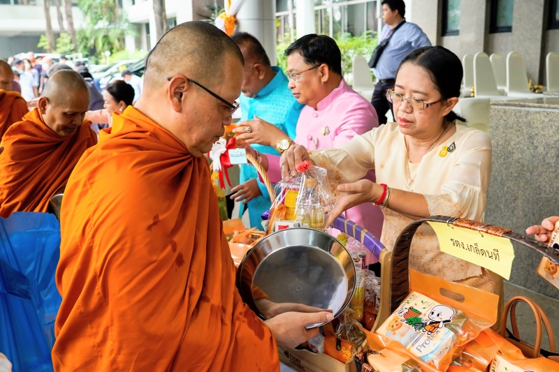 พิธีเจริญพระพุทธมนต์และทำบุญตักบาตร คณะสงฆ์ จำนวน 9 รูป