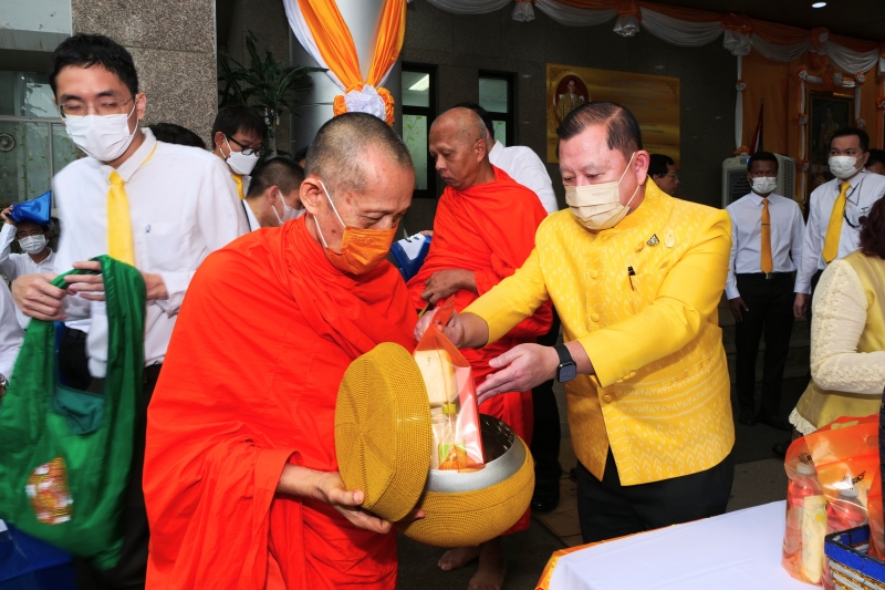 ทำบุญตักบาตร