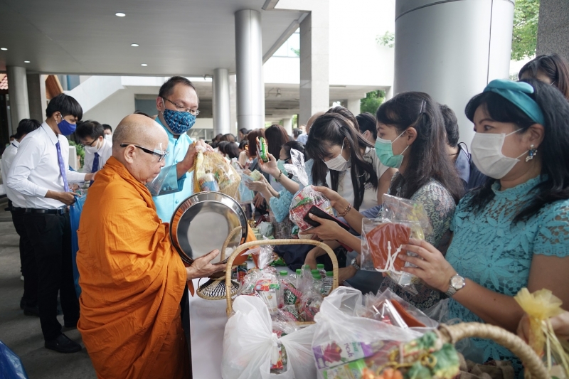 พิธีทำบุญตักบาตรข้าวสารอาหารแห้ง คณะสงฆ์จำนวน 9 รูป จากวัดเทพธิดารามวรวิหาร พระอารามหลวง เพื่อน้อมถวายเป็นพระราชกุศลและถวายพระพร