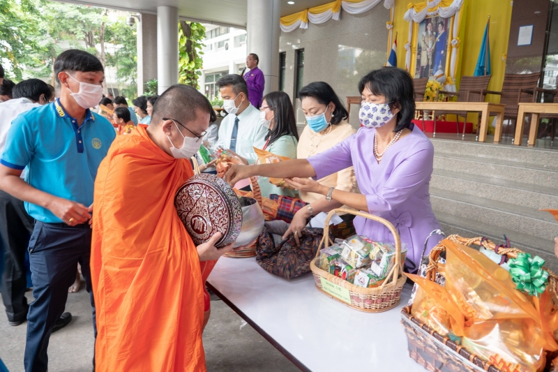 พิธีทำบุญตักบาตรข้าวสารอาหารแห้ง คณะสงฆ์จากวัดอินทรวิหาร พระอารามหลวง