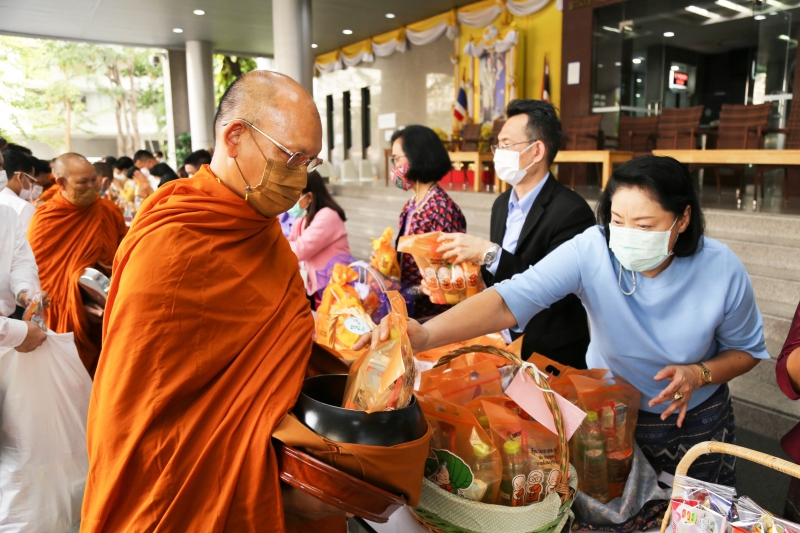พิธีทำบุญตักบาตรข้าวสารอาหารแห้ง คณะสงฆ์จากวัดพระราม 9 กาญจนาภิเษก พระอารามหลวง