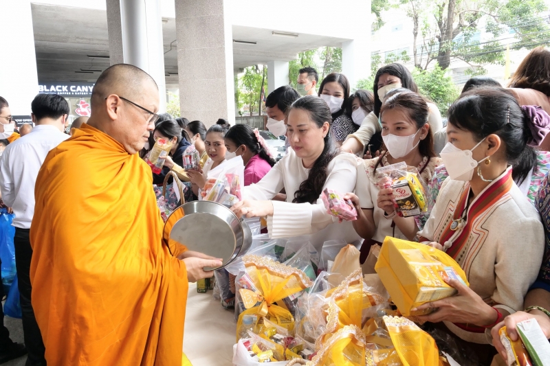 พิธีเจริญพระพุทธมนต์และทำบุญตักบาตร คณะสงฆ์ จำนวน 9 รูป