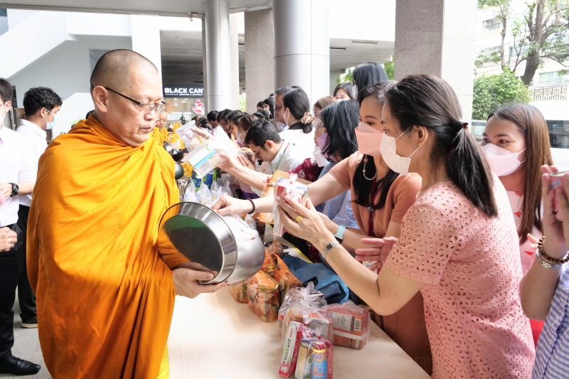 พิธีเจริญพระพุทธมนต์และทำบุญตักบาตร คณะสงฆ์ จำนวน 9 รูป