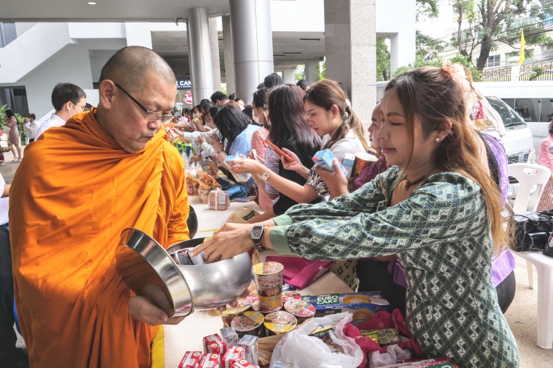 พิธีเจริญพระพุทธมนต์และทำบุญตักบาตร คณะสงฆ์ จำนวน 9 รูป