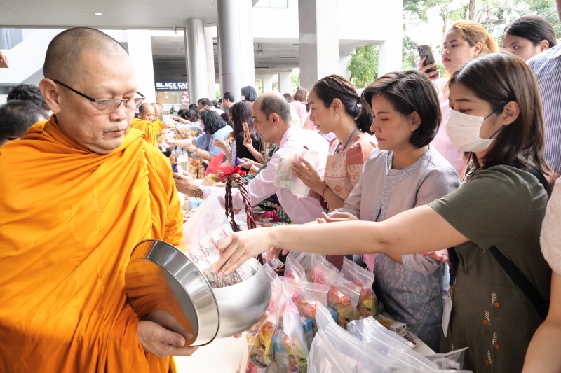 พิธีเจริญพระพุทธมนต์และทำบุญตักบาตร คณะสงฆ์ จำนวน 9 รูป