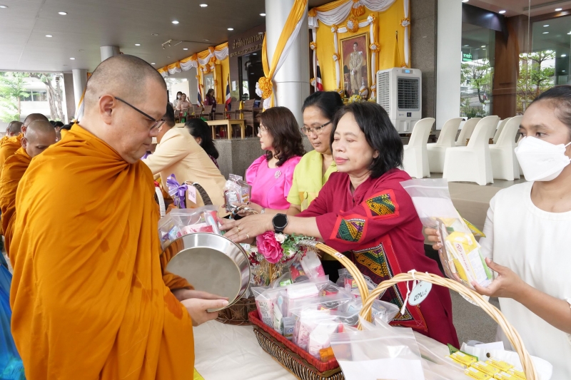 พิธีเจริญพระพุทธมนต์และทำบุญตักบาตร คณะสงฆ์ จำนวน 9 รูป